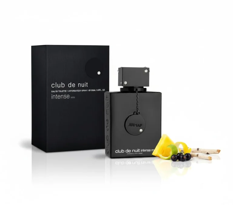 Frasco oficial e embalagem do perfume árabe Armaf Club de Nuit Intense Man Eau de Toilette com notas de limão, abacaxi e bétula sobre fundo branco